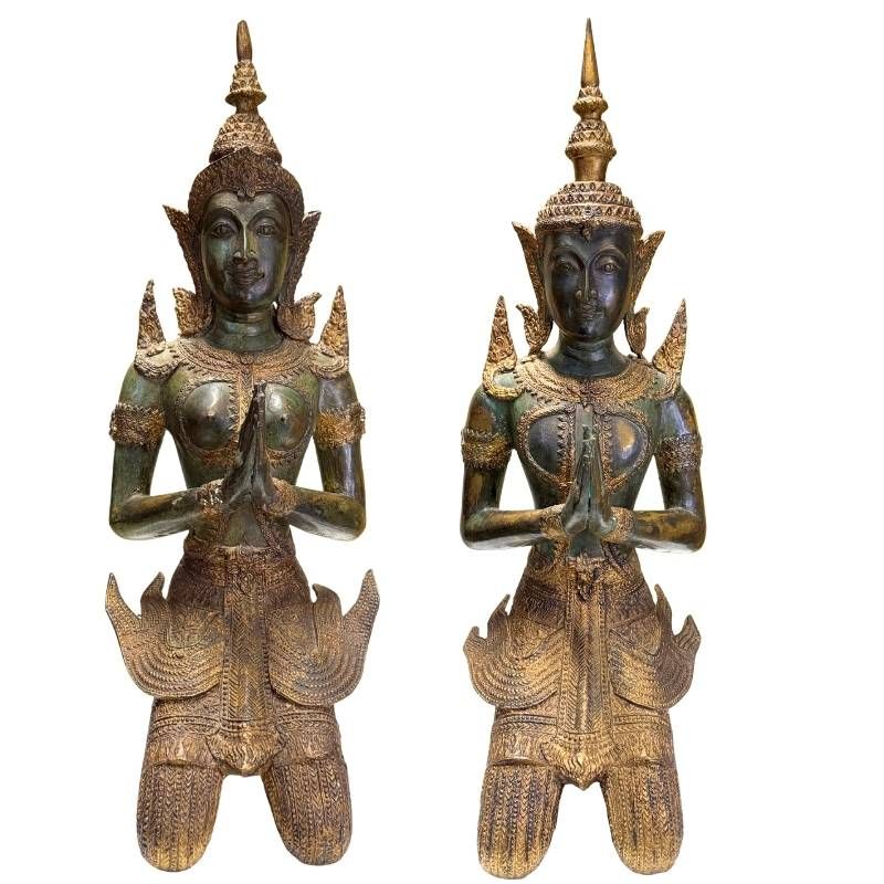 Paar antike thailändische Tempelwächter aus Bronze, 19. Jahrhundert, 56 cm hoch, 15 kg massiv, Reste originaler Feuervergoldung, kniende Thephanom Figuren, Lot 433.