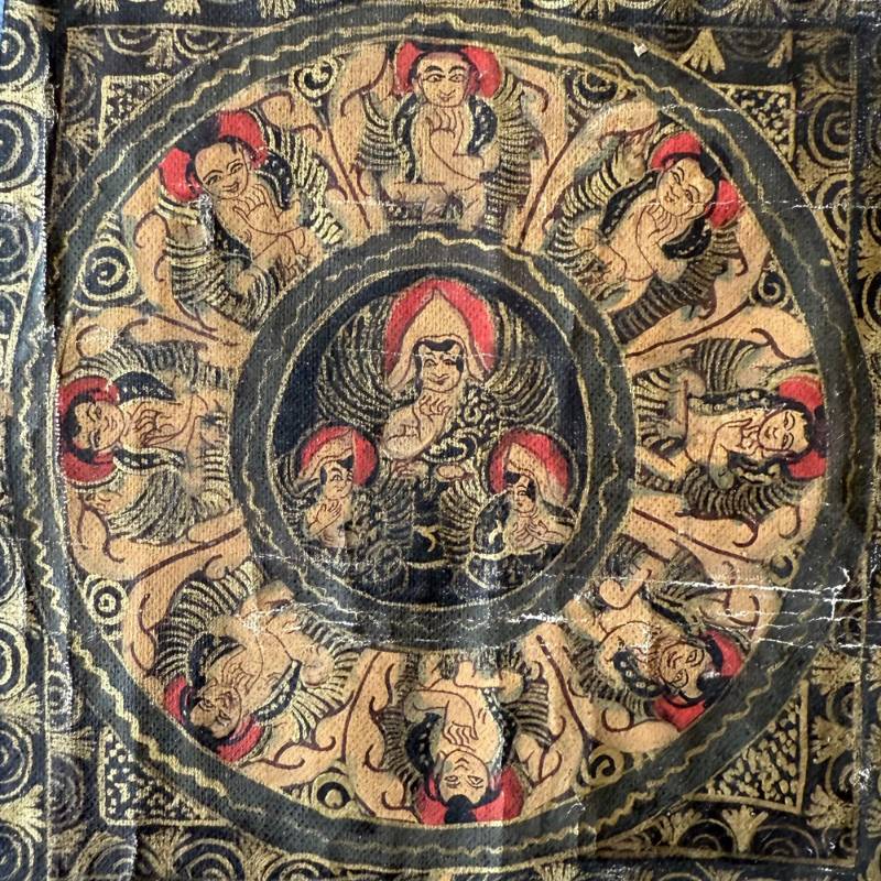 Symmetrisches Mandala-Thangka aus Nepal mit authentischer Alterspatina, handgemalt mit Pigmenten auf Stoff, rituelles Hilfsmittel für Meditation und Fokus, 1stbuddha.
