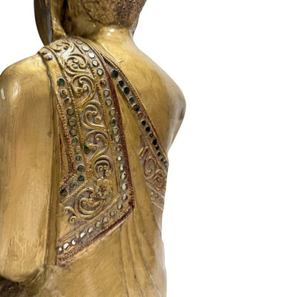 Kunstvolle Thayo-Reliefarbeit und Glasverzierung an der Basis der Buddha-Statue.