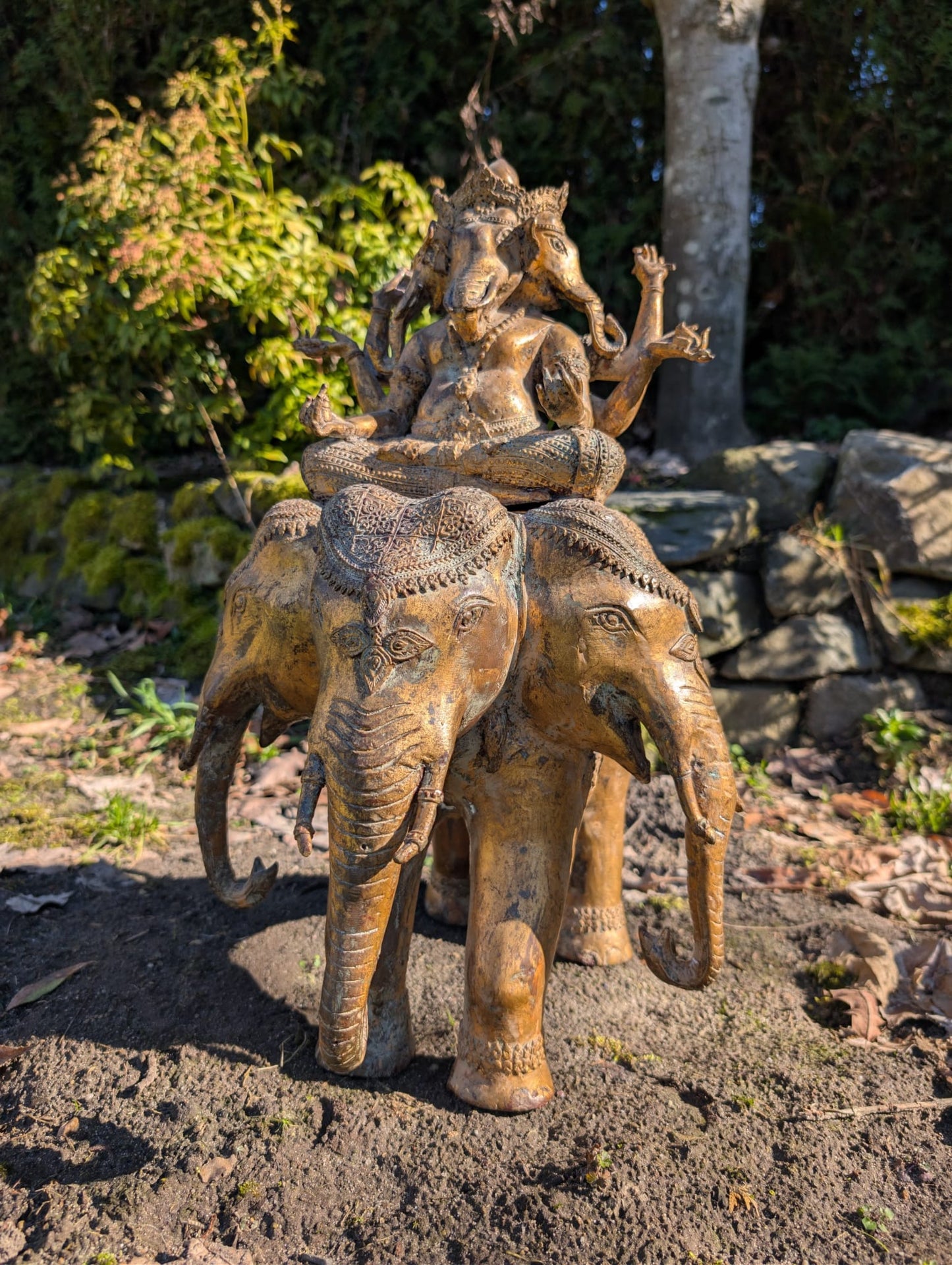 Trimukha Ganesha Statue aus Bronze aus Nepal auf Airavata mit Feuervergoldung und Patina