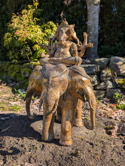 Trimukha Ganesha Statue aus Bronze aus Nepal auf Airavata mit Feuervergoldung und Patina