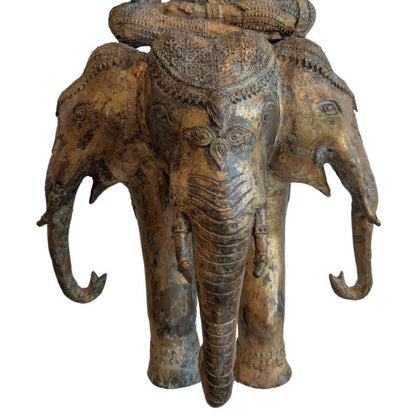 Trimukha Ganesha Statue aus Bronze aus Nepal mit Vergoldung und drei Köpfen