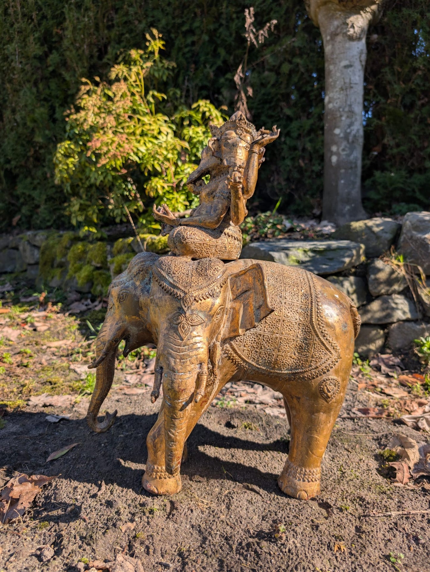 Große Trimukha Ganesha Statue aus Bronze aus Nepal auf Airavata