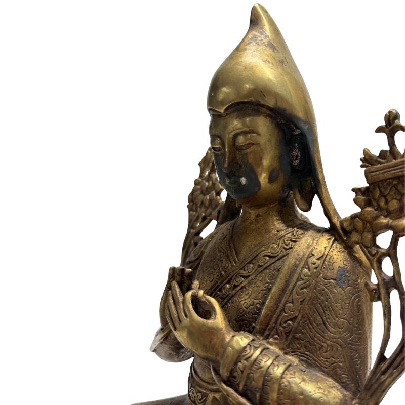 Nahaufnahme der Hände in der Geste des Rad-Drehens (Dharmachakra Mudra), die den Lehraspekt des Tsongkhapa betont.