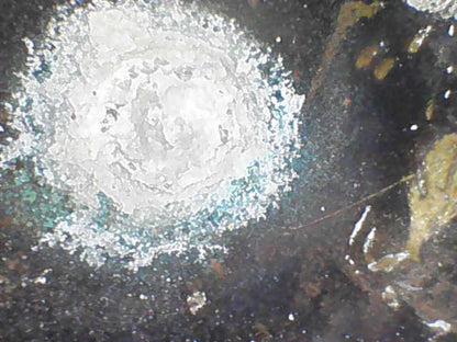 basis mit oxidation und mineralischen ablagerungen