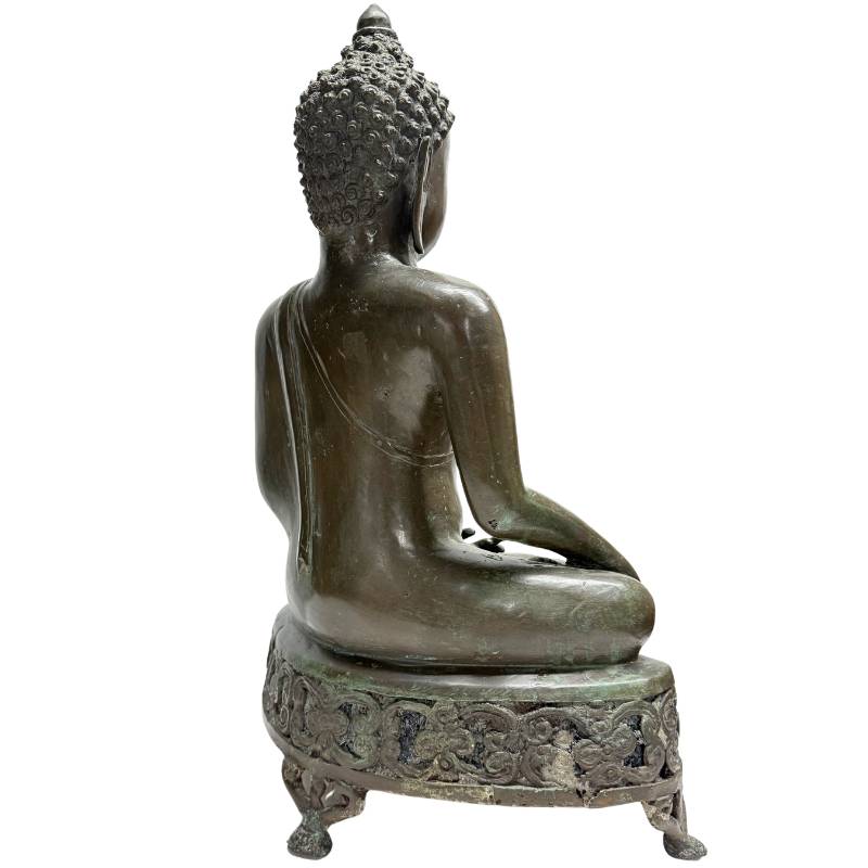 Detailaufnahme des flammenden Ushnisha (Scheitelhöcker) im thailändischen Stil.