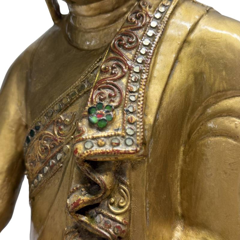 Detailansicht des Ushnisha und der langen Ohrläppchen als Symbole der Erleuchtung.
