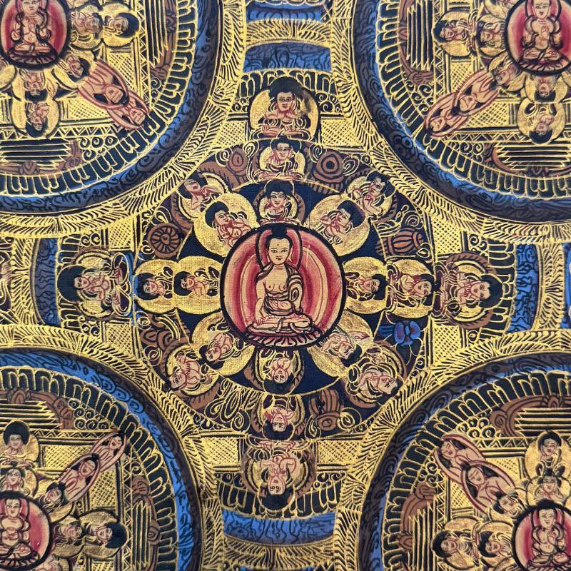 Großes Vajradhatu-Thangka aus Nepal, goldfarbene Mandala-Darstellung der fünf Dhyani Buddhas, handgemalt mit Pigmenten auf Stoff, feines Linienwerk und rituell gealterte Oberfläche, 1stbuddha.