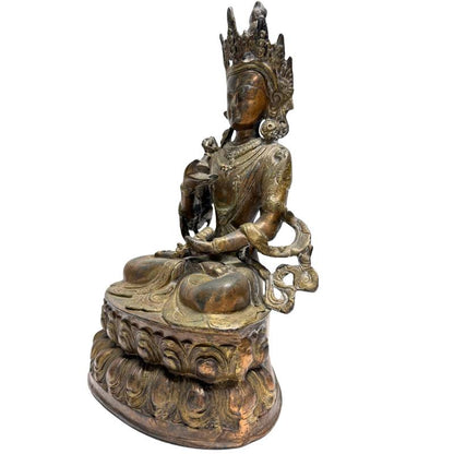 Detailansicht der kunstvoll ziselierten Krone einer Vajrasattva Bronze-Skulptur, Lot 460, 34 cm hoch, 3,4 kg, mit sichtbarer Konsekrationsöffnung (offene Ushnisha) en antiker Edelpatina, 1stbuddha.