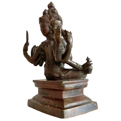 Antike Statue des vierköpfigen Brahma, eine Bronzen Sculptuur, Lot 162 bei 1stbuddha, 17.-19. Jahrhundert, sitzende Haltung mit sechs Armen auf Sockel, 4,8 kg massiv, mit Resten von Feuervergoldung, Cuprit-Patina und mineralischen Ablagerungen.