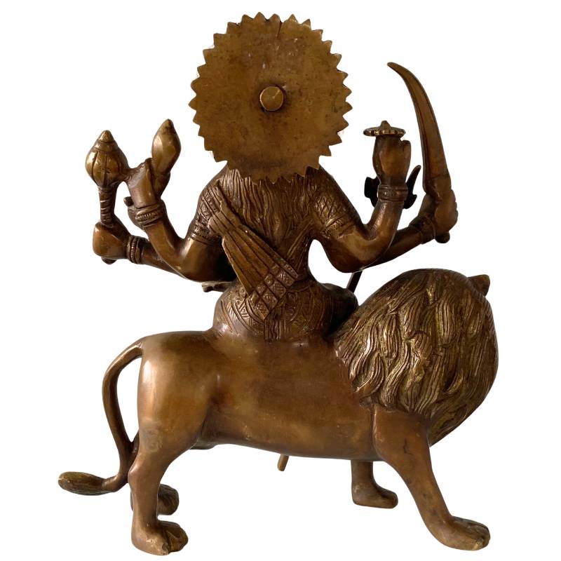 Vorderansicht der Durga-Statue aus Bronze mit Trishula-Dreizack.