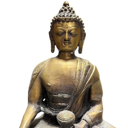Große antike Buddha-Statue aus Nepal, feuervergoldete Bronze, 41 cm Höhe, 6,3 kg Gewicht, 18.-19. Jahrhundert, schwere Newar-Gussqualität auf Doppel-Lotus, Lot 423.