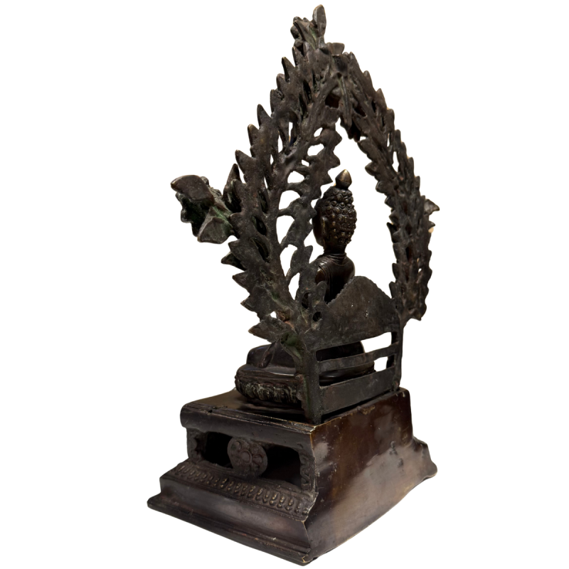 Antiker feuervergoldeter Shakyamuni Buddha auf einem detaillierten Lotusthron, Himalaya-Region, 17.-18. Jahrhundert, 35 cm hoch, 5,4 kg, mit Aureole