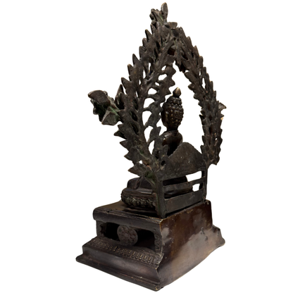 Antiker feuervergoldeter Shakyamuni Buddha auf einem detaillierten Lotusthron, Himalaya-Region, 17.-18. Jahrhundert, 35 cm hoch, 5,4 kg, mit Aureole
