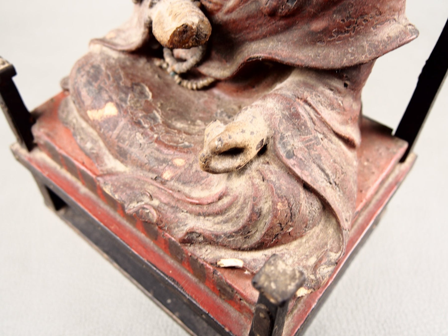 Japanischer Zushi Schrein mit buddhistischer Holzfigur
